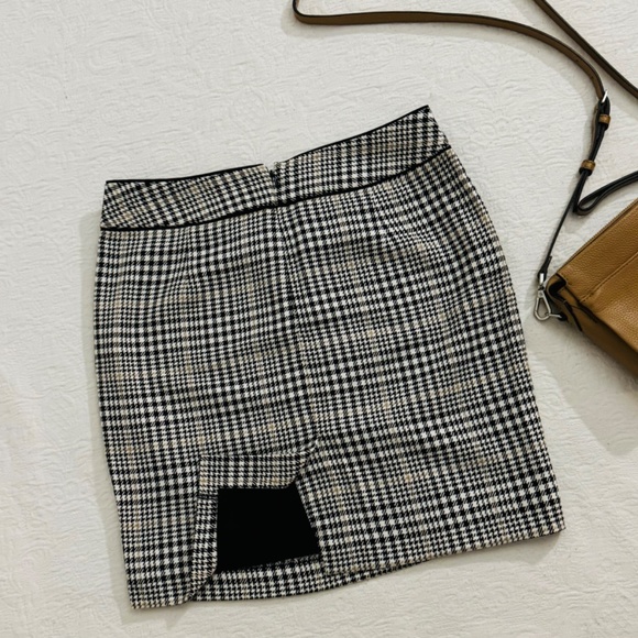 Banana Republic pencil mini skirt. - Picture 2 of 6